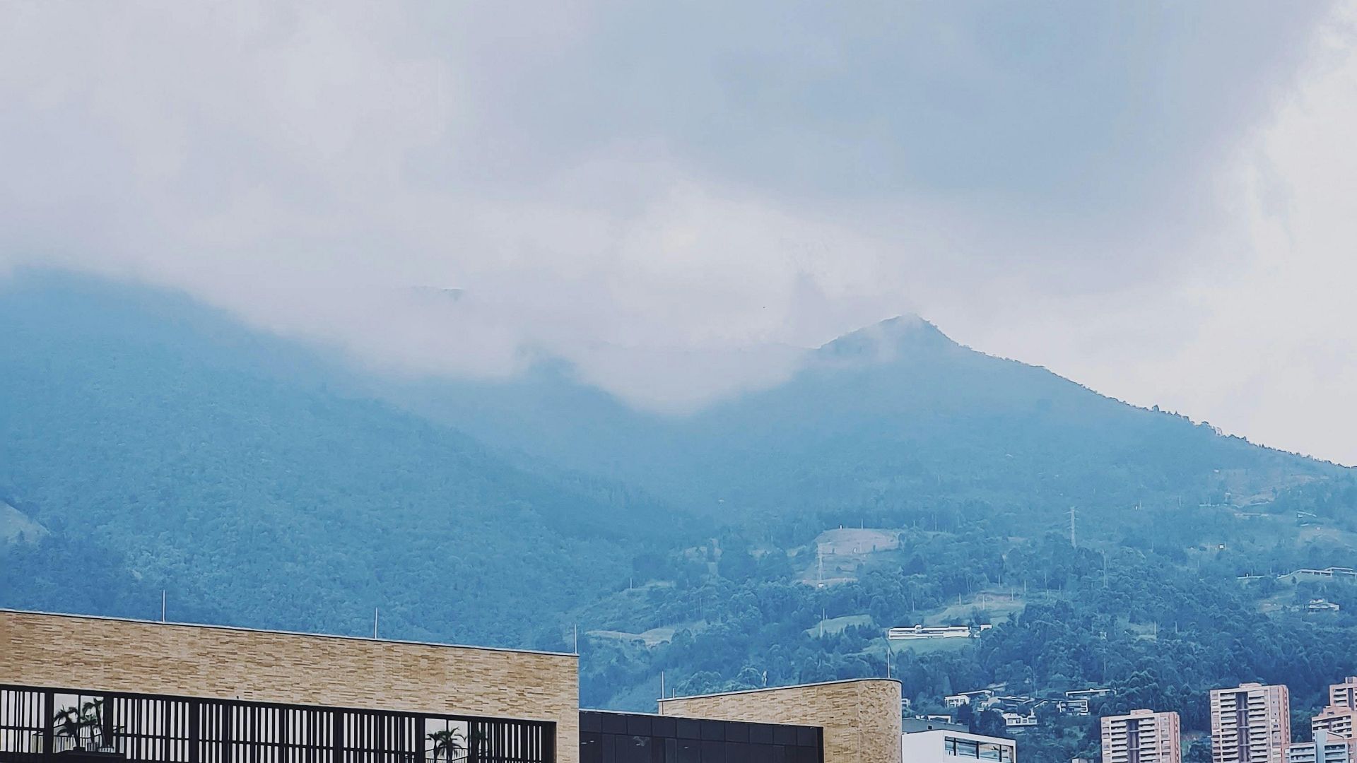 Manila vs Laureles: ¿dónde hospedarse en Medellín?