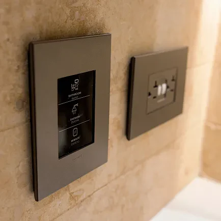 Duchas amplias con agua caliente siempre disponible.