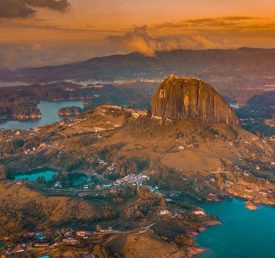 Escapada a Guatapé y la Piedra del Peñol