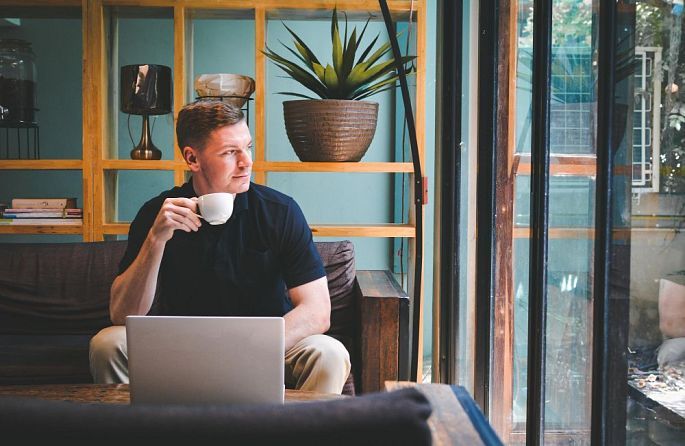 Guide for digital nomads in Medellín: coworking spaces, life in El Poblado, and stays at Sloh Hotel & Bar