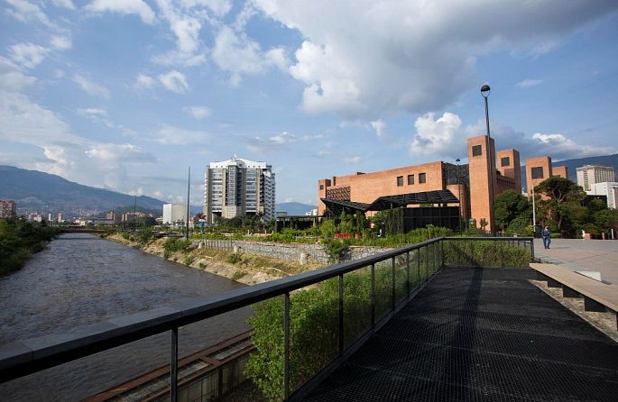 Difference between staying in El Poblado or Laureles: a guide for tourists