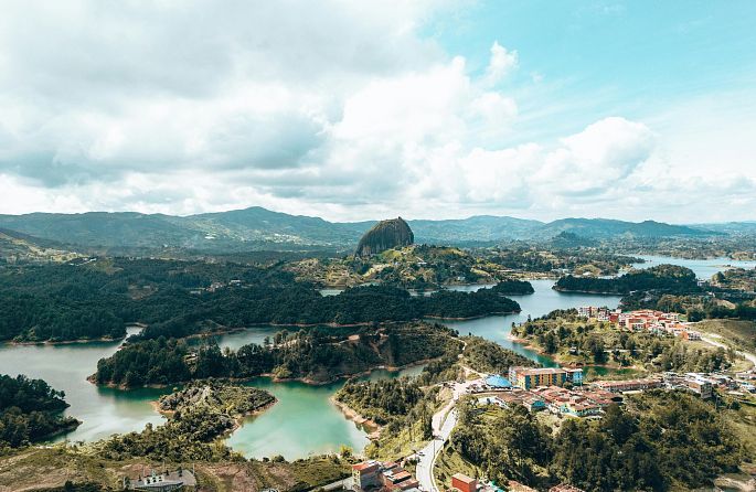 Rionegro y el Embalse de Guatapé: deportes acuáticos y paisajes